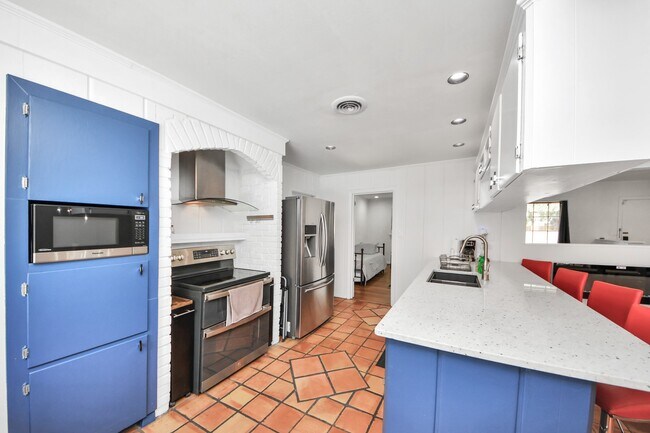 Building Photo - 5139 Beechnut St