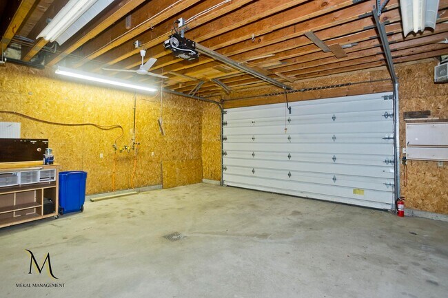 Building Photo - 1692 Memorial Dr