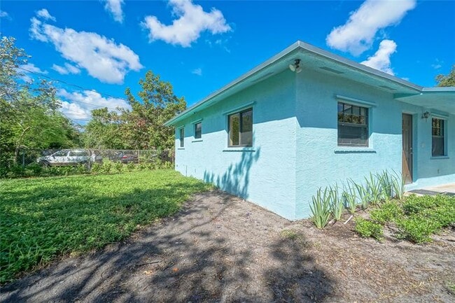Building Photo - 5720 SW 26th St