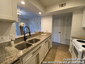 Building Photo - 2811 Woodbury St