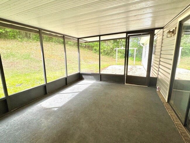 Building Photo - 601 Iroquios