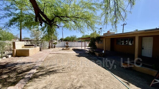 Building Photo - 700 W Calle Colado