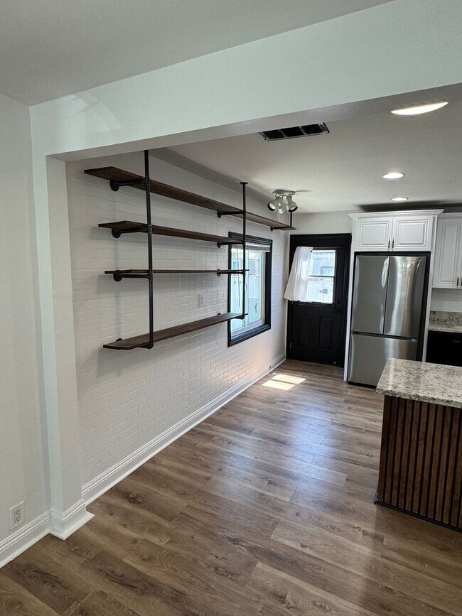 Building Photo - Bright Carson Front House Duplex with Modern Finishes