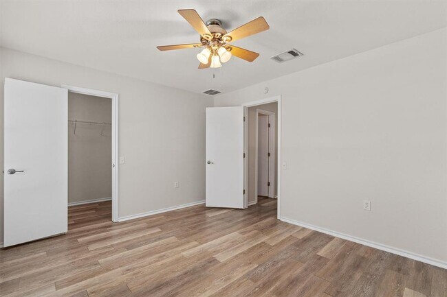 Building Photo - 5825 Silver Screen Dr