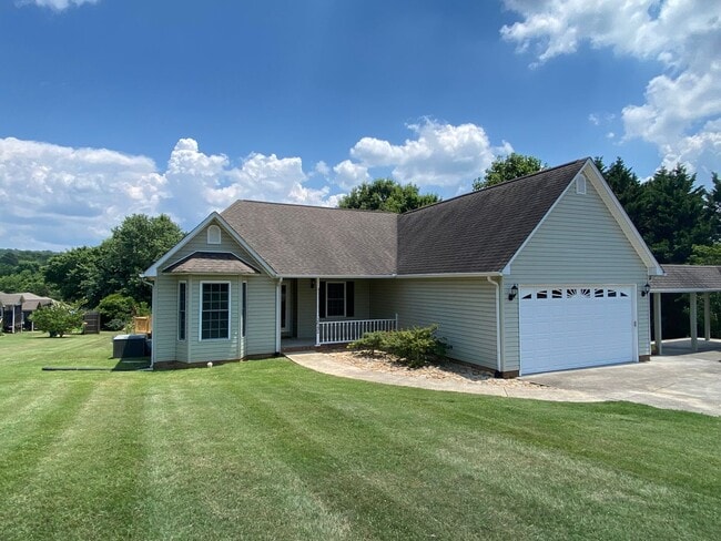 Building Photo - 3 Bedroom 2 Bath house with attached garage, sun room, large back deck