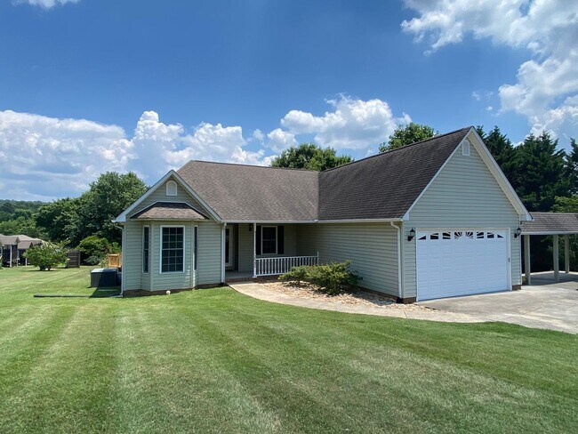 Building Photo - ***COMING SOON, JUNE 1ST*** 3 Bedroom 2 Bath house with attached garage, sun room, large back deck