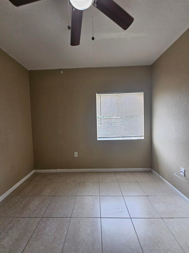 Building Photo - 1157 Golden Lakes Blvd