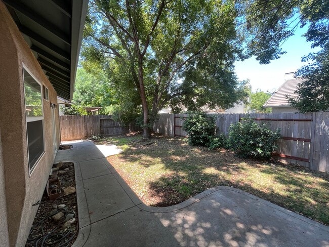 Building Photo - Great Three Bed House in Cul-De-Sac Neighb...