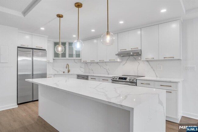 Building Photo - 1055 River 809