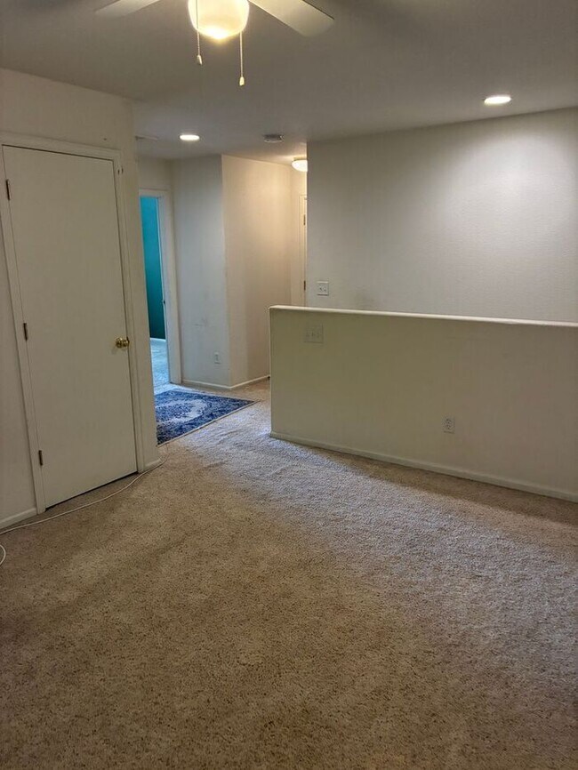 Building Photo - 3 Bedroom, 2.5 Bath Townhome with 2 Car At...