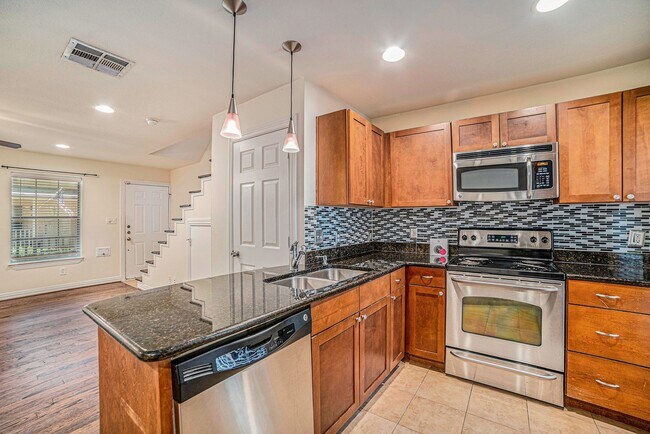 Building Photo - Charming, turnkey apartment near Oak Lawn ...
