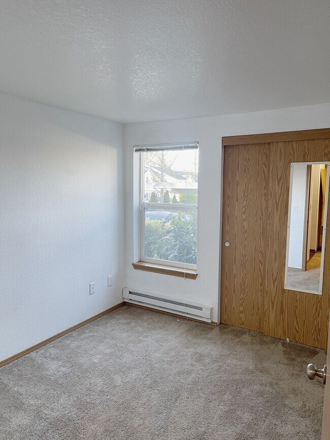 Building Photo - Lovely 2 Bedroom Apartment… Waiting for You to Make it Home!