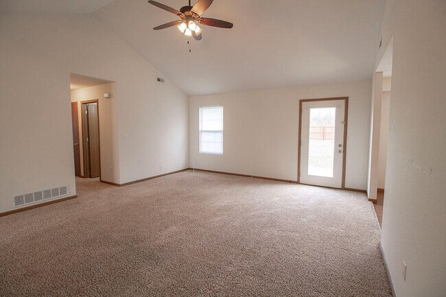 Building Photo - 1601 Smiley Ln