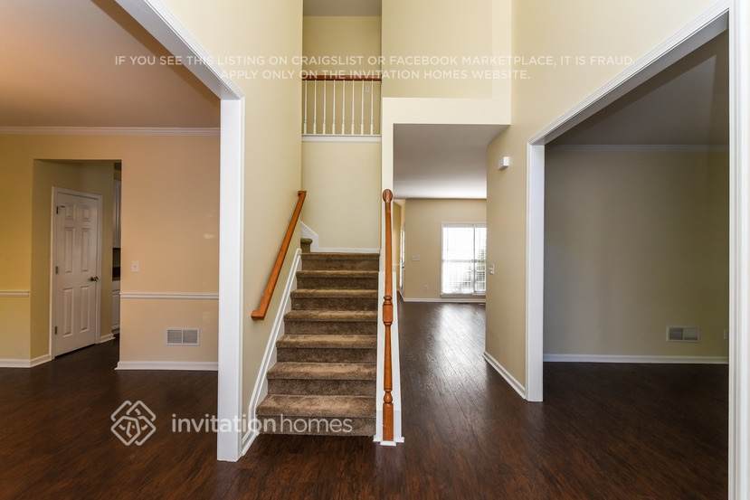 Building Photo - 430 Croftwood Close