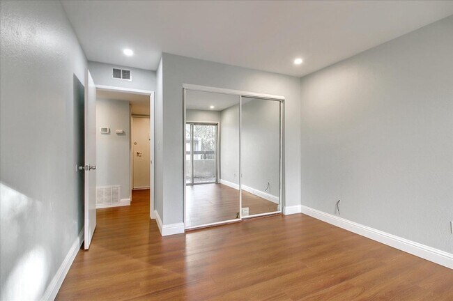 Building Photo - 280 Tradewinds Dr