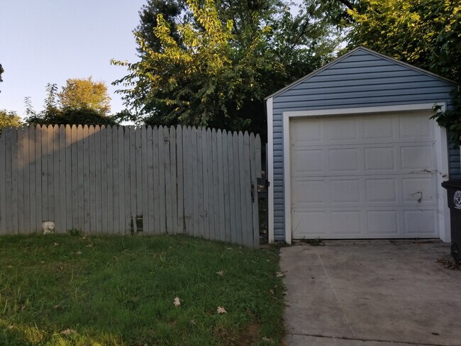 Building Photo - 1 Bedroom Ranch with Den