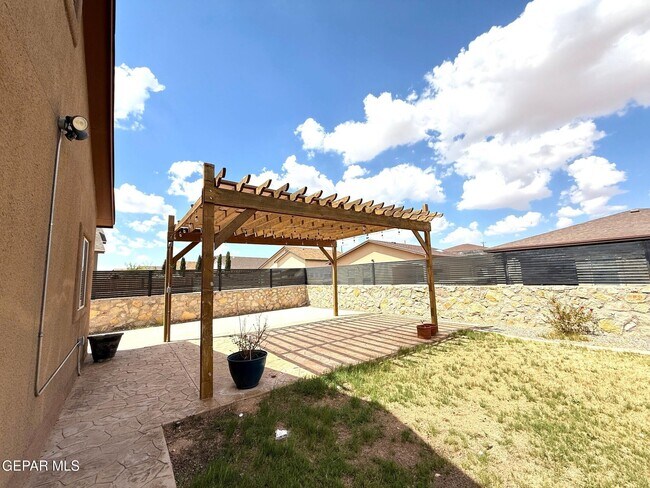 Building Photo - 3729 Loma Brisa Dr