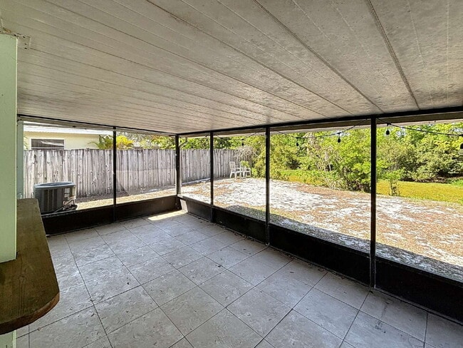 Building Photo - 10597 101st Ave