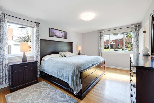 Building Photo - 5128 Linnean Terrace NW