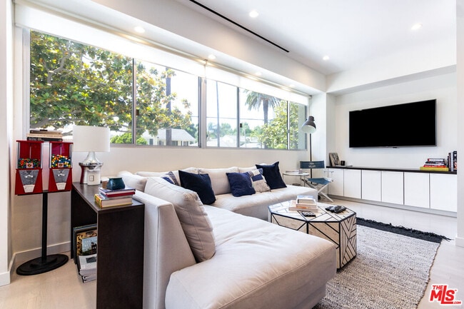Building Photo - 838 N Doheny Dr
