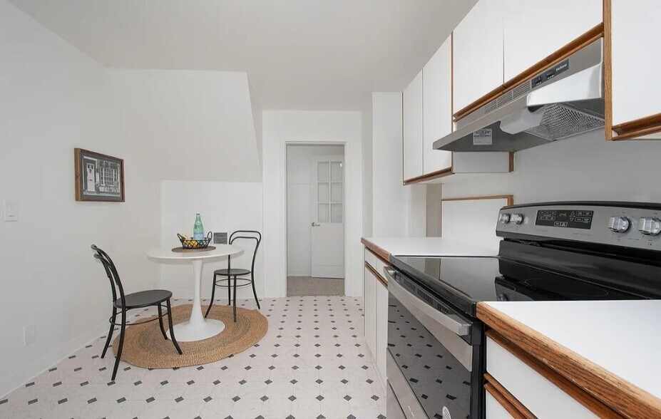 kitchen and dining area - 2285 SW Briggs Rd