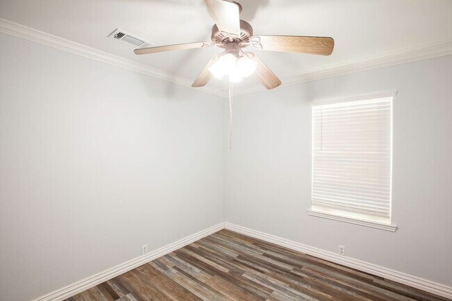 Building Photo - 3103 Creekwood Dr