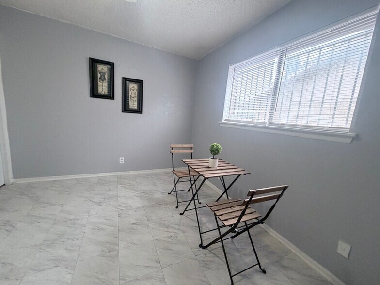 Building Photo - 7418 Meadow Cliff St