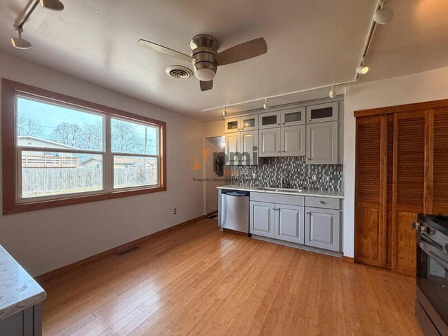 Building Photo - 425A Sherman Dr