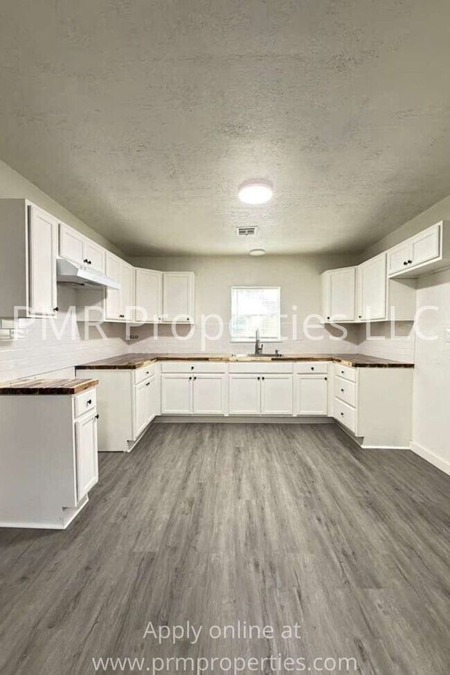 Building Photo - 4 Bedrooms / 2 Bathrooms House