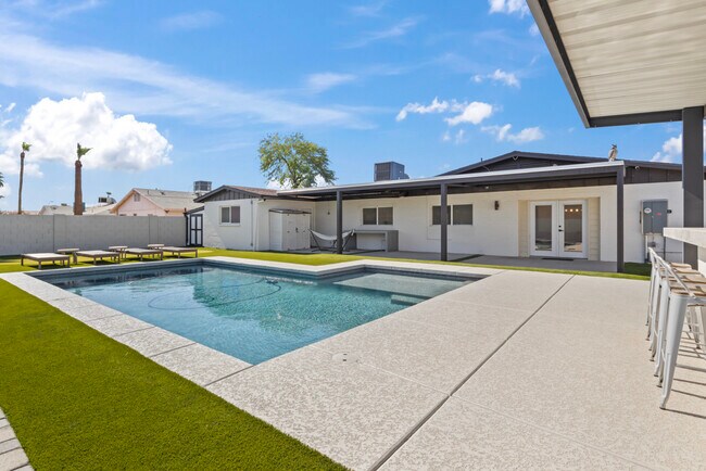 Building Photo - 2166 E Greenway Dr