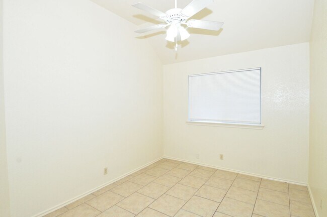 Building Photo - Freshly Painted! 1 Story with 3 bed/2bath....