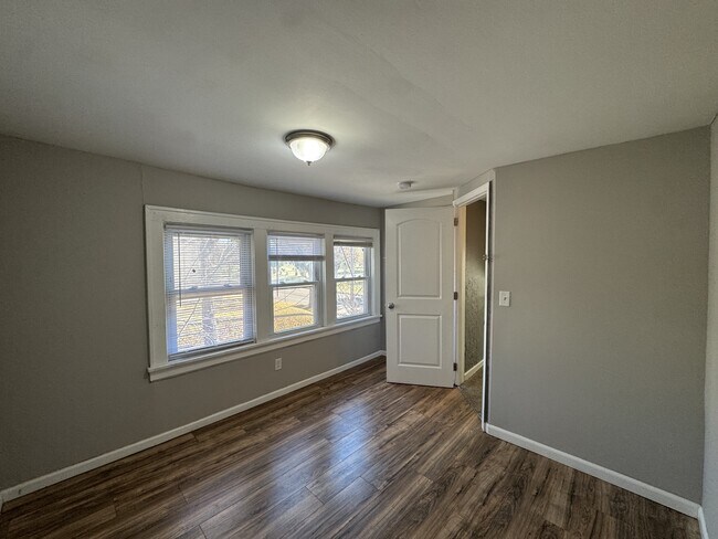 Building Photo - 933 Front Ave