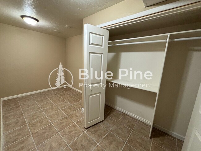 Building Photo - 3736 Ellendale Cir