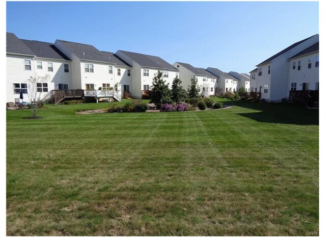 Building Photo - 972 King Way