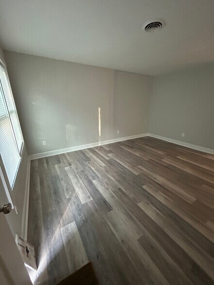 Building Photo - 4764 Longview Dr