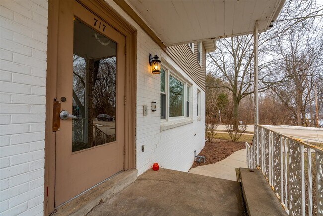 Building Photo - 717 Pickford St