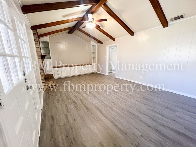 Building Photo - 1204 Williamsburg Dr