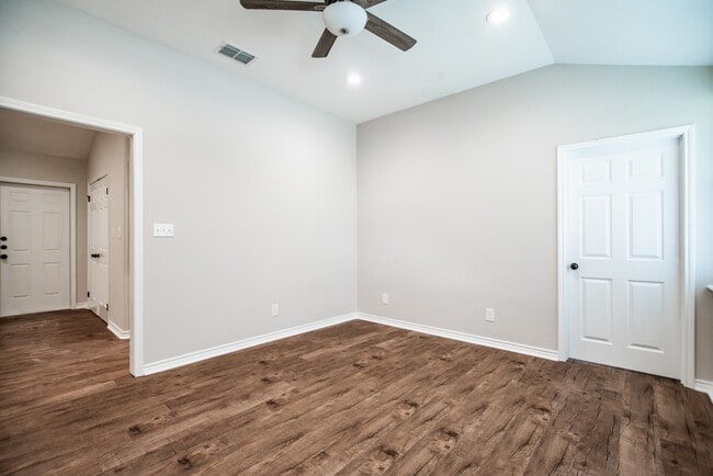 Building Photo - 803 S Main St