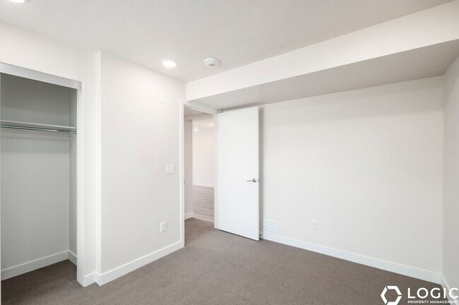 Building Photo - 1032 E 400 S