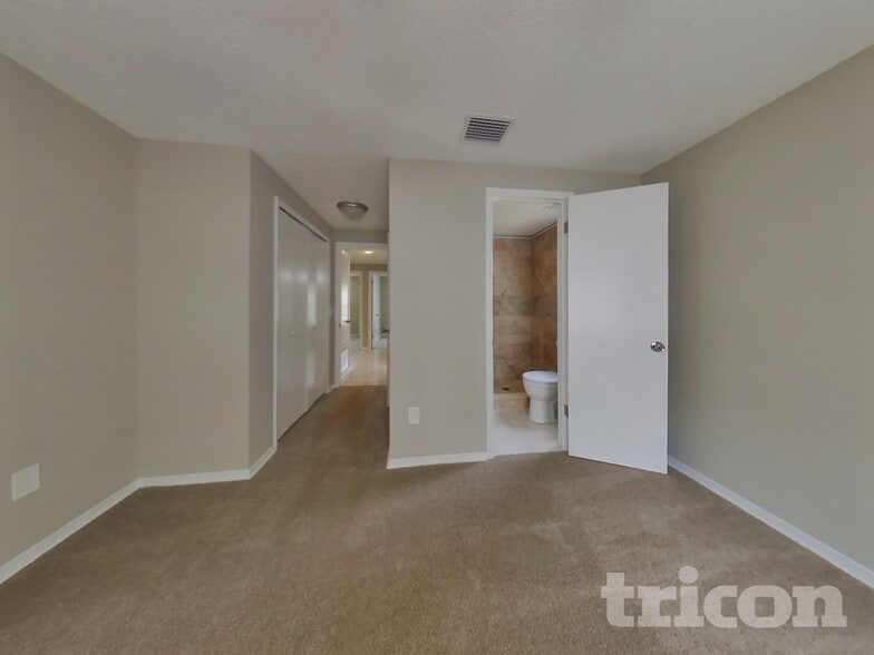 Building Photo - 2663 Kenwood Dr E