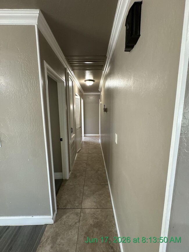 Building Photo - 2601 S Kloth Dr
