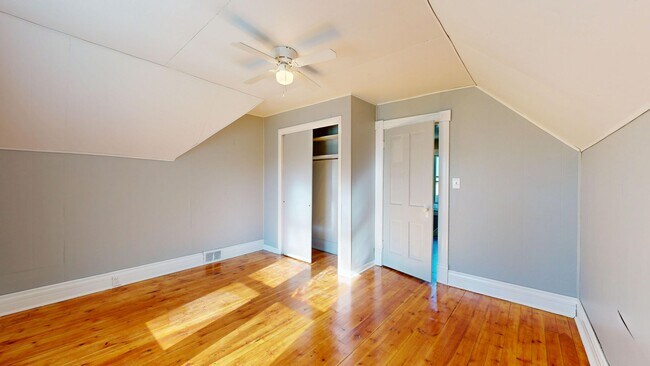 Building Photo - 3- Bedroom, 1- Bath Home with a 2 Car Gara...