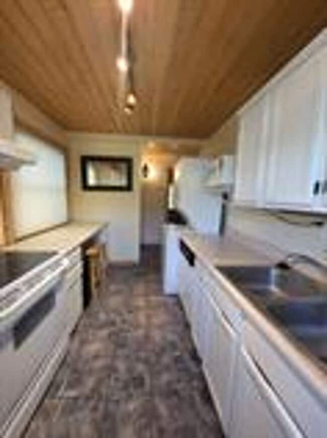 Building Photo - BEST DEAL IN SUMMIT !  Sunlight from all sides of the building!  Balcony! In unit washer dryer! B...