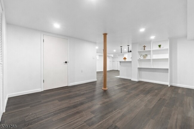 Building Photo - 656 Park Ave