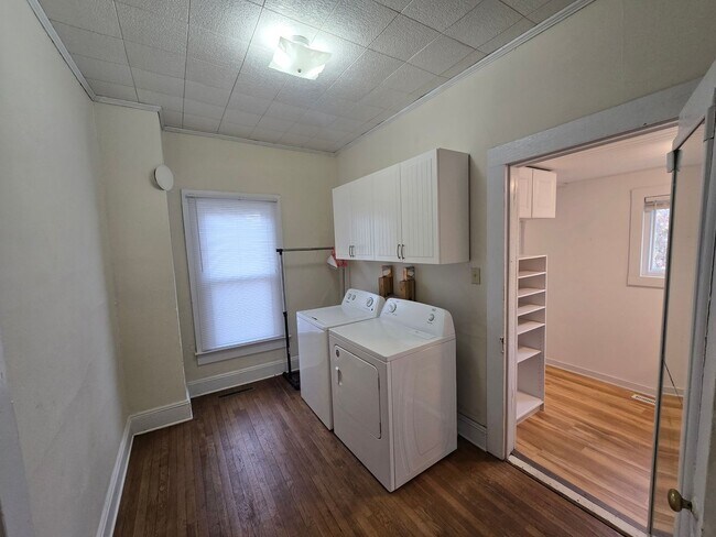 Building Photo - Charming 1920s Bungalow Steps from Downtown Mebane!