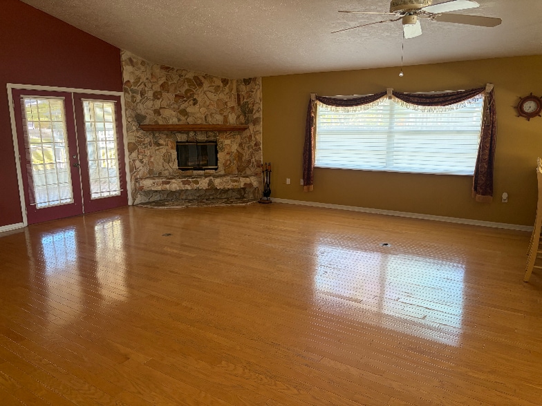 Building Photo - 340 Quail Dr