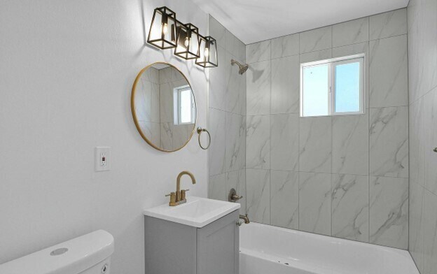 Building Photo - Newly Renovated 2 Bedroom, 1 Bath, with St...
