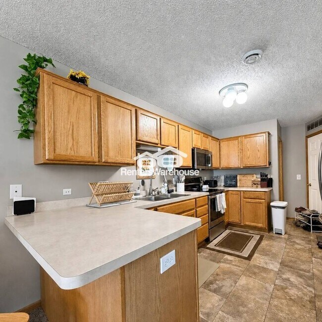 Building Photo - 2BD/1.5BA Townhome in New Prague Available 8/3!