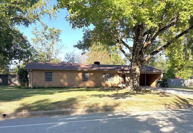 Building Photo - Freshly Updated & Ready For You!
