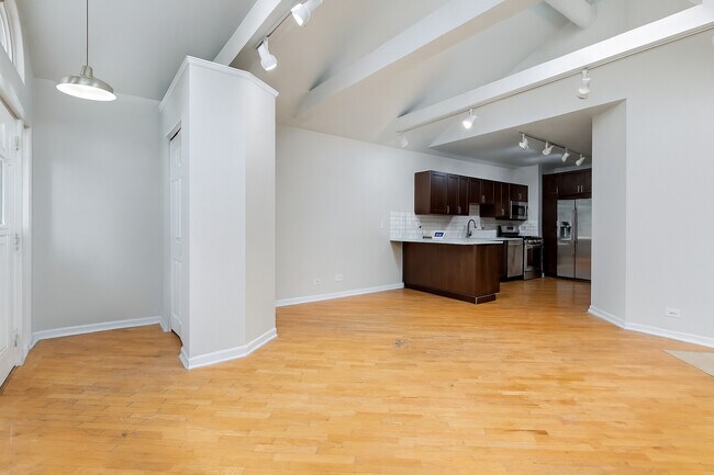 Building Photo - 837 N Marshfield Ave